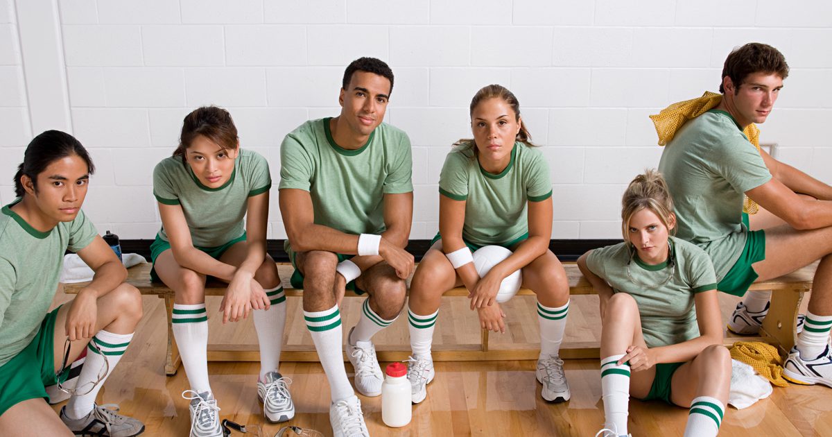 Какви са ползите от момичетата и момчетата, които играят спортни със същия отбор?
