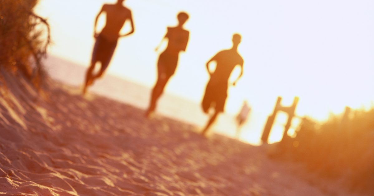 Hva er fordelene med å løpe på vått sand?