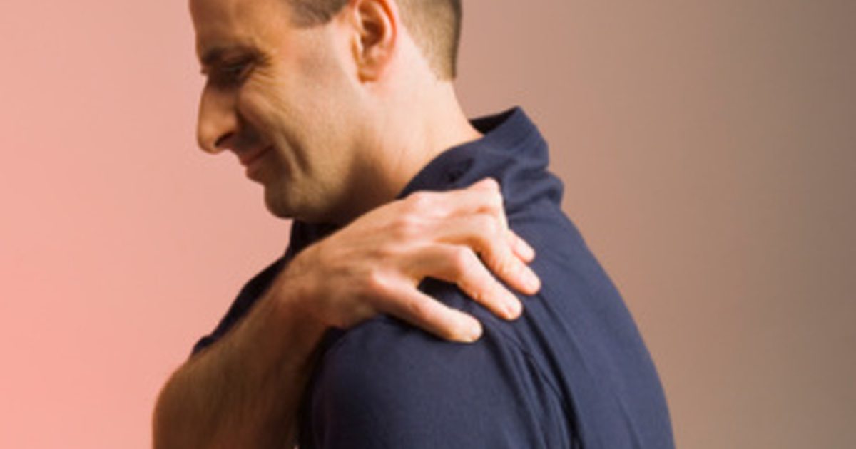 Wat zijn de oorzaken van pijn in de schouder bij het omhoog of omlaag trekken van de arm?
