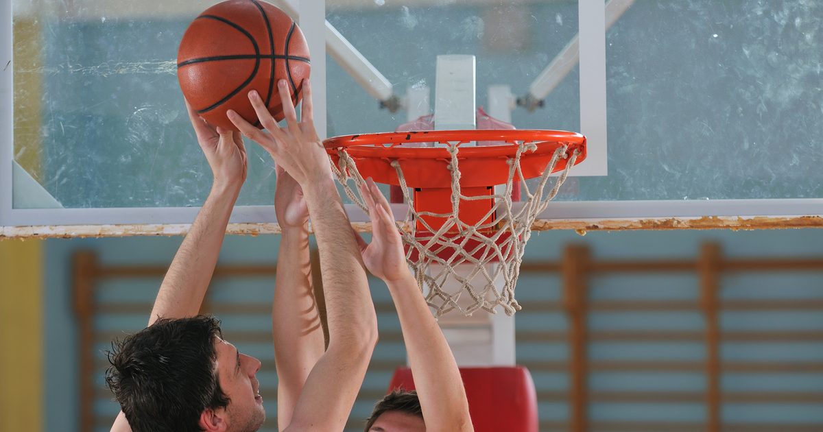 Wat zijn enkele geavanceerde basketbalbewegingen tijdens het rijden naar de basket?
