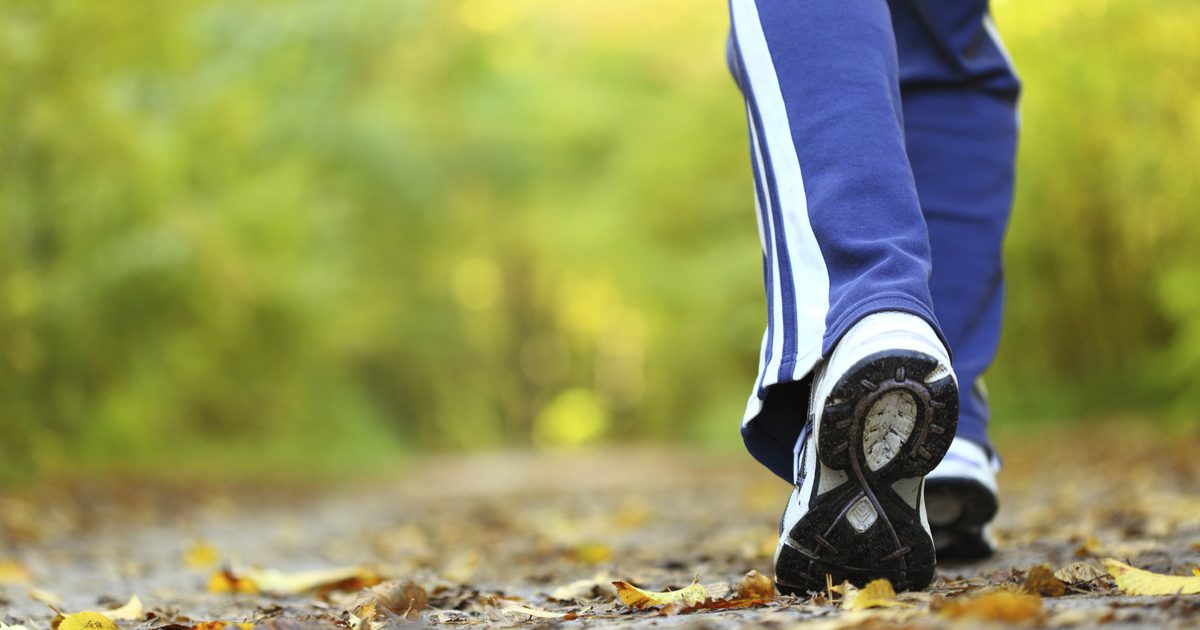 Hva forårsaker blærer på undersiden av føttene når du går?