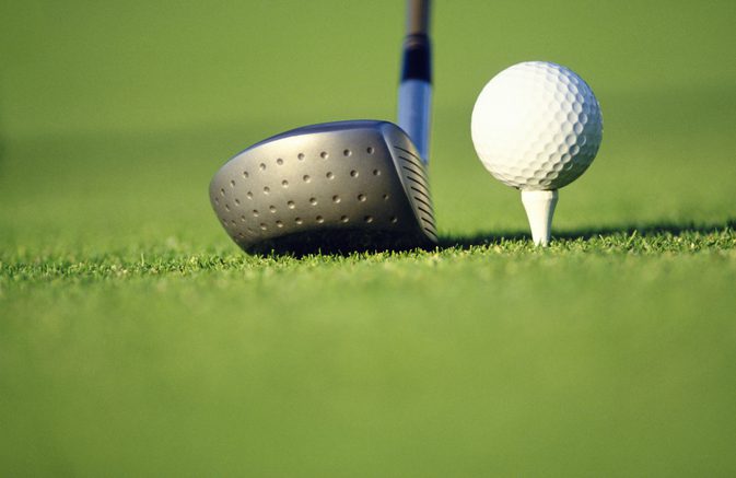 Hva forårsaker å treffe bak Golfballen?