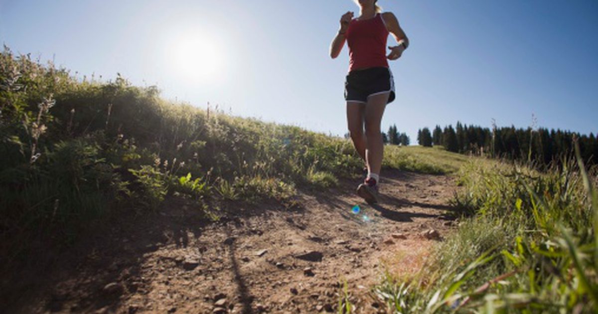 Co způsobuje bolesti nohou při běhu z kopce?