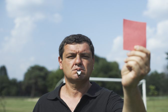 Wat gebeurt er als je een rode kaart krijgt in het voetbal?