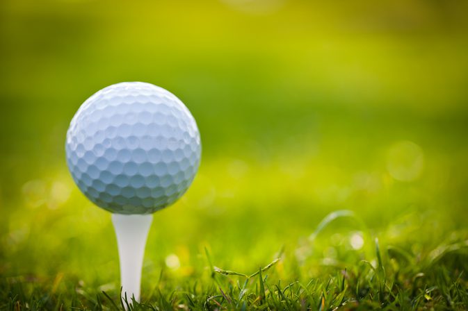 Z czego składa się piłeczka golfowa?