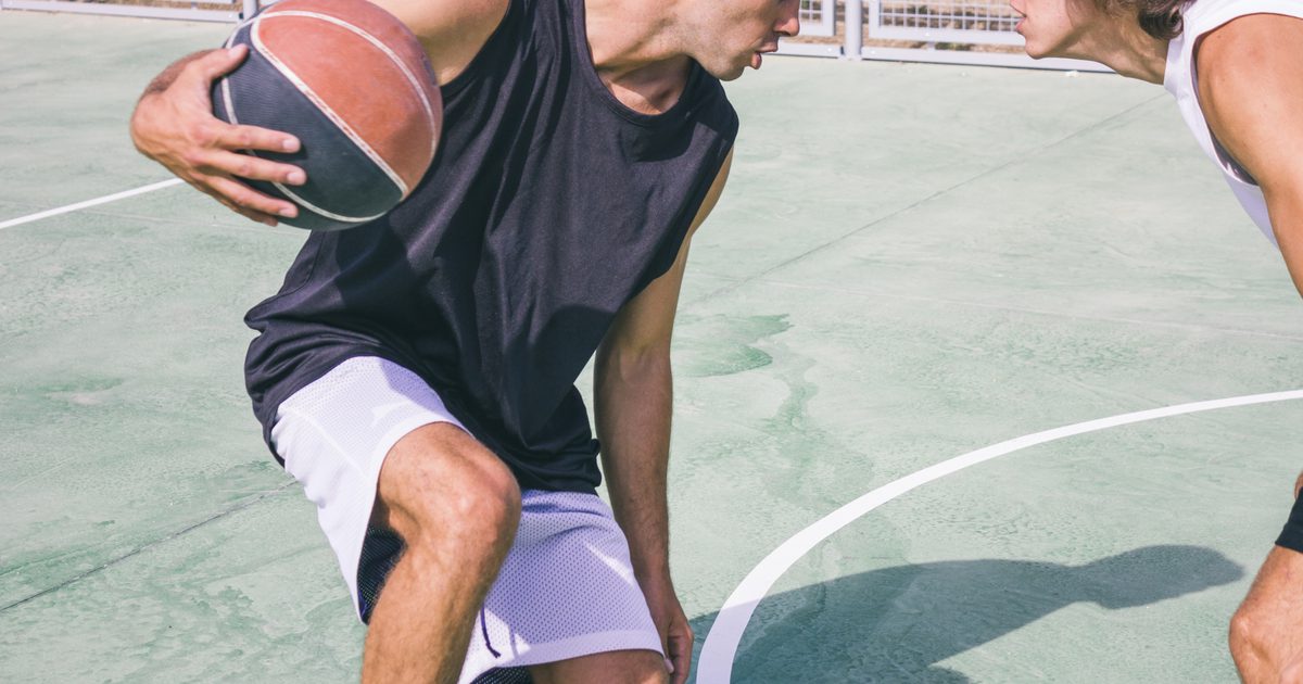 Wie viele Spieler dürfen auf einem Basketballplatz spielen?