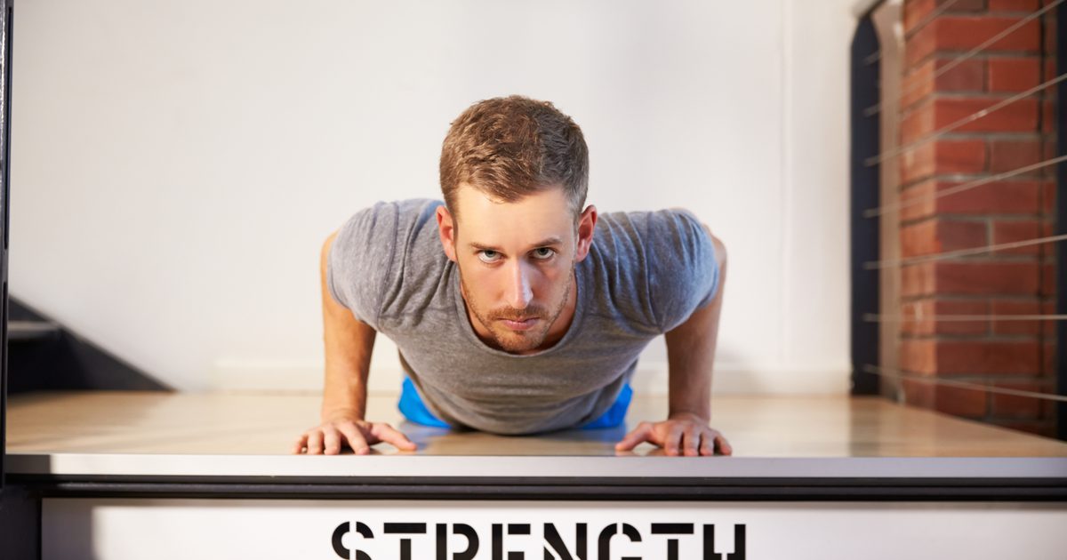 ما العضلات تفعل قبضة pushups العمل؟