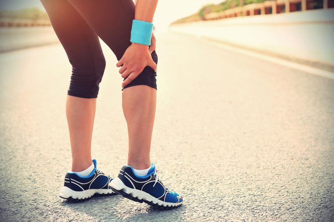 لماذا اصاب ركبتي عندما بدأت في الركض؟