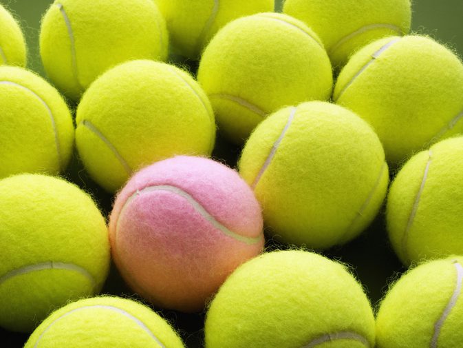 Waarom hebben tennisballen nummers?