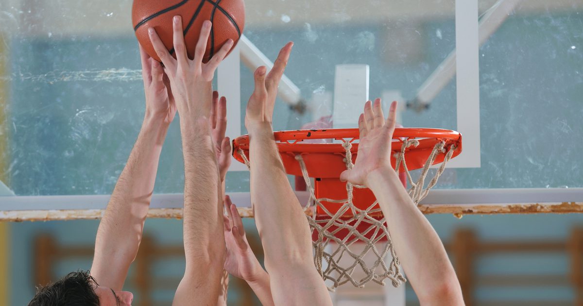 Hvorfor er spillet av basketball så populært?
