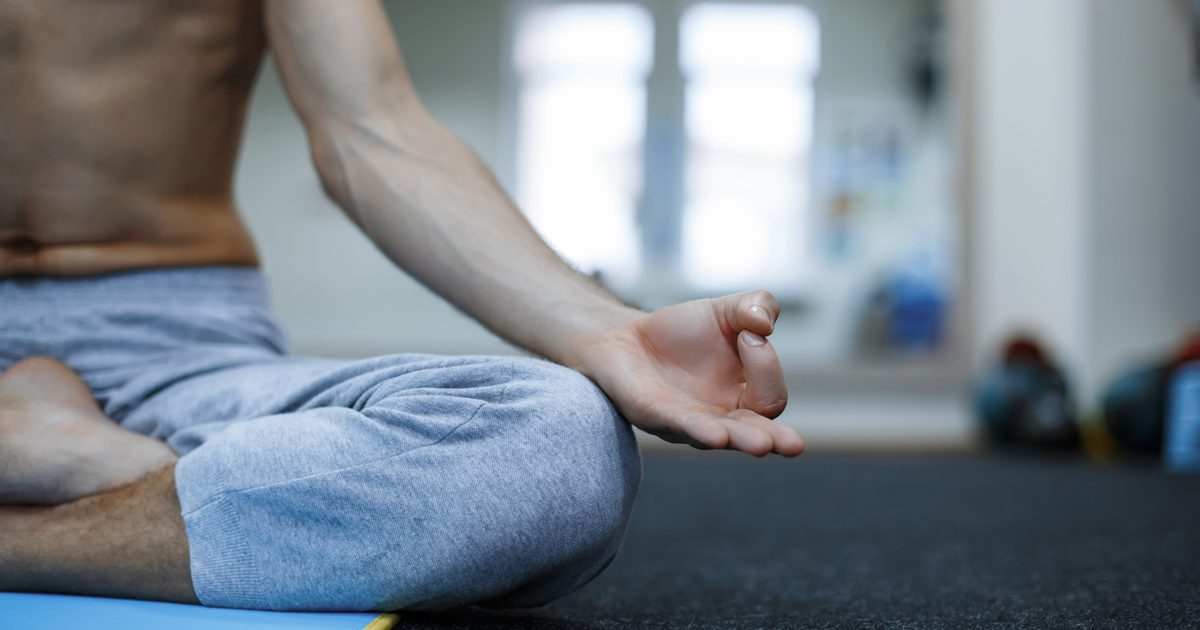 Yoga, um eine gezogene Leiste zu lindern