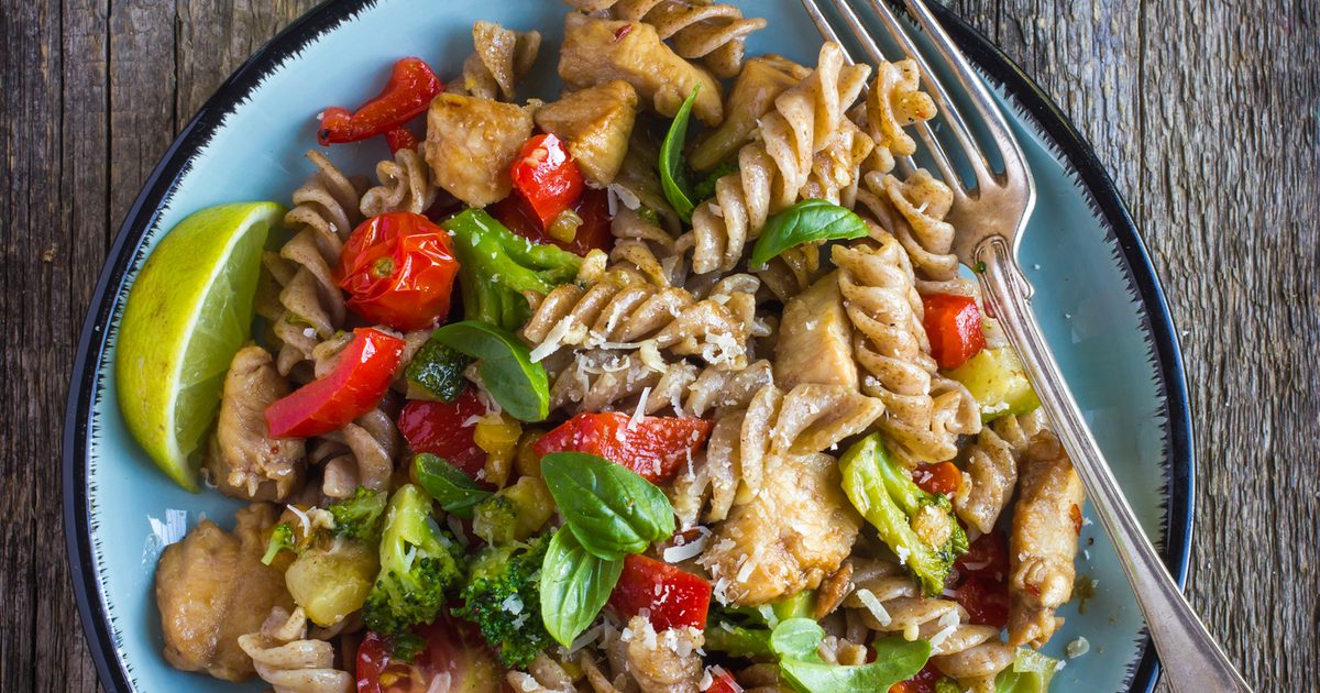 क्या आप लो-कार्ब आहार पर पूरे गेहूं पास्ता खा सकते हैं?