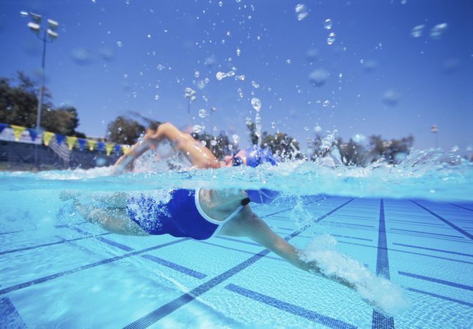 Kun je lichaamsvet verliezen door te zwemmen?