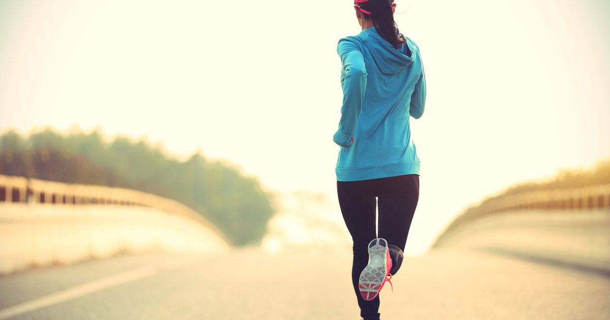 Czy bieganie na diecie o niskiej zawartości węglowodanów powoduje szybsze spalanie tłuszczu?
