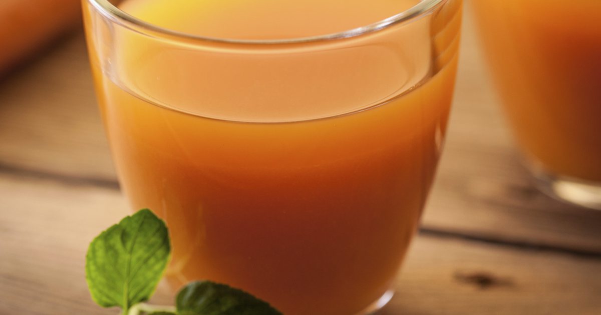 Pitje sveže korenčkovega soka za zmanjšanje beljakovin