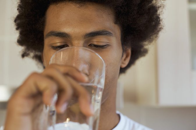 Hoeveel water te drinken per dag naar lichaamsgewicht