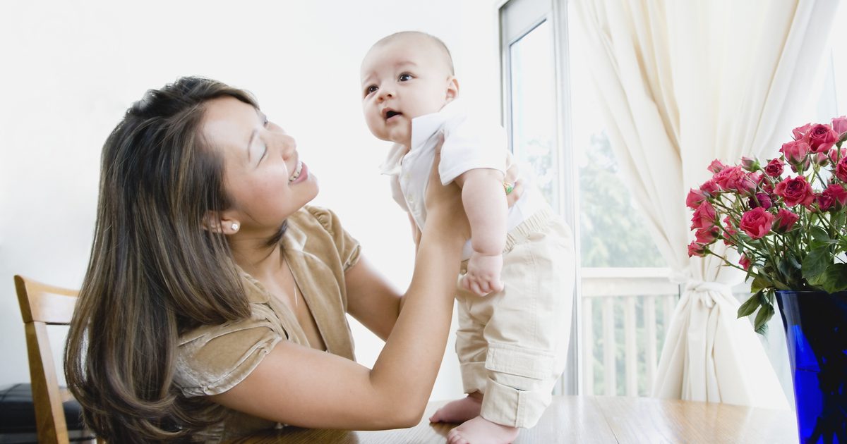 كيفية تشجيع التعلم لطفل عمره 3 أشهر