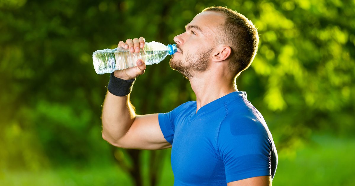 Как да намалите теглото на водата при мъжете