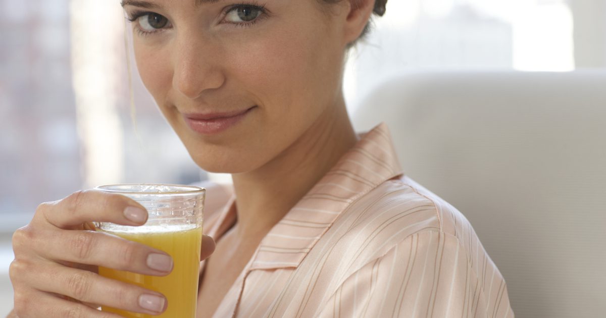 Jeśli próbujesz schudnąć, czy pijesz sok owocowy w nocy?