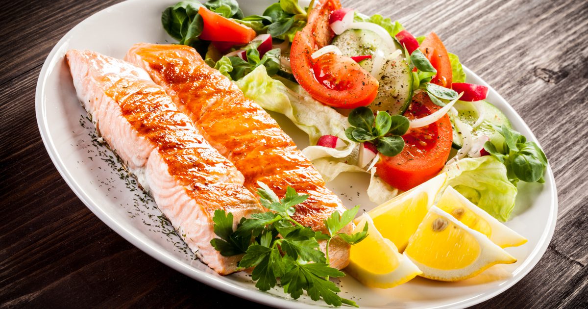 هو سمك السلمون الخام أو المطبوخة أفضل لفقدان الوزن؟