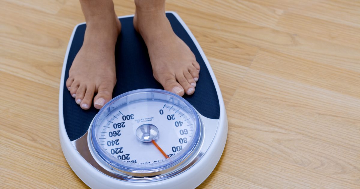 Normalna waga dla pięciostopniowej, siedmiocalowej, wysokiej kobiety
