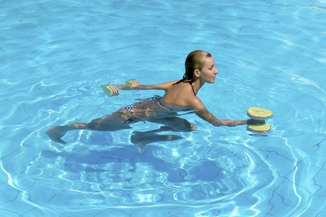 Vodné cvičenie na zníženie hmotnosti v nohách a žalúdku