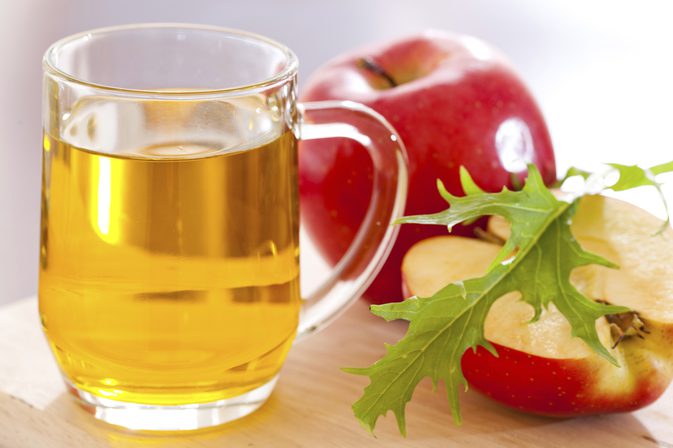 Chudnutie s jablčným jablčným octom, medom a vodou