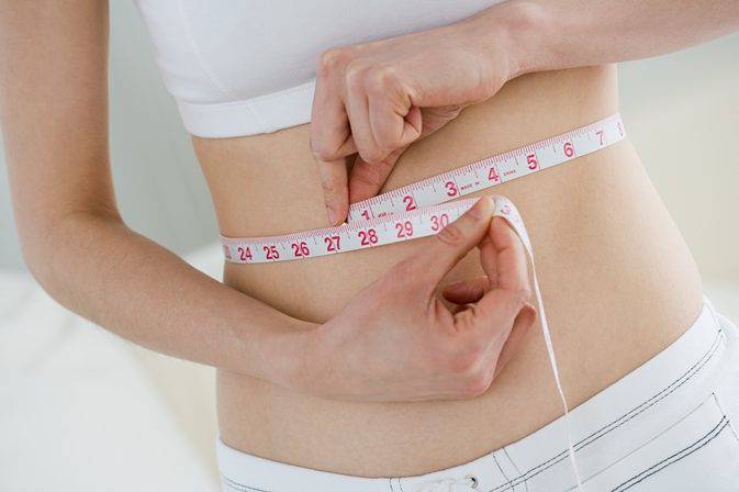 ما الذي يسبب زيادة وزن البطن عند النساء؟