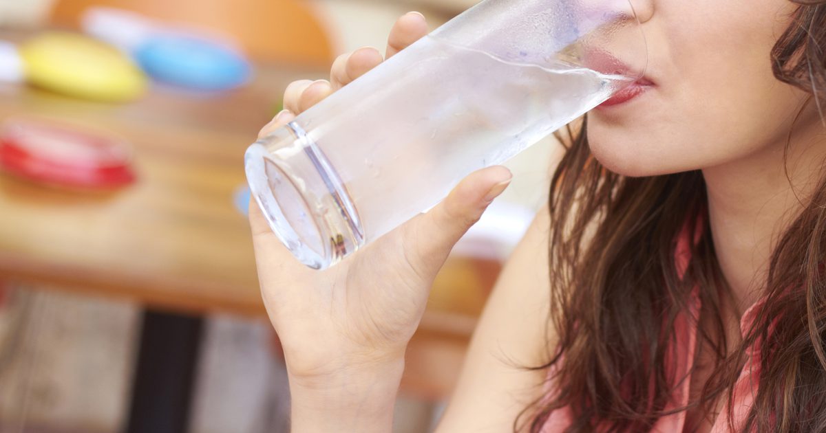 Wat gebeurt er als u niet genoeg water drinkt terwijl u creatine gebruikt?