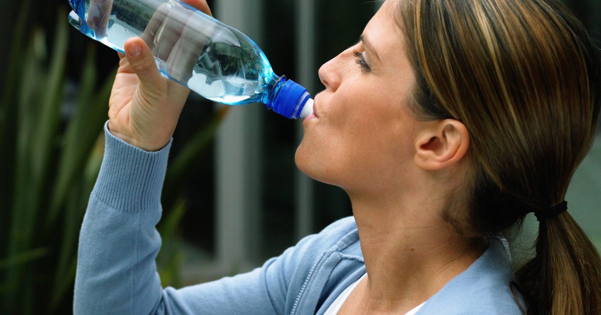 Willst du Gewicht verlieren trinken 12 Tassen Wasser pro Tag?